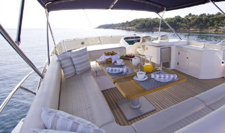 Superyacht Charter in Ibiza-Sunseeker-Manhattan-70_Fly-Bridge