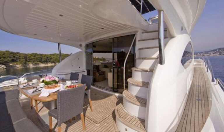 Superyacht Charter in Ibiza-Sunseeker-Manhattan-70_Outdoor-dining